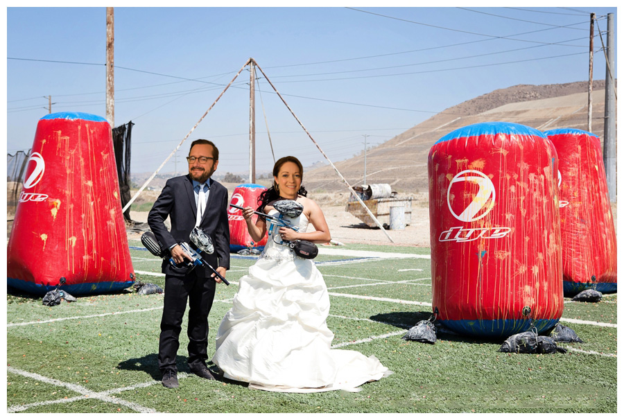 montage d'Alain et Marie qui se marient dans une activité de paintball