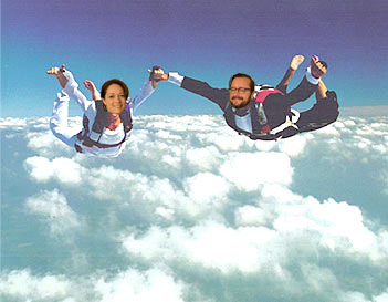 montage d'Alain et Marie qui se marient en parachute
